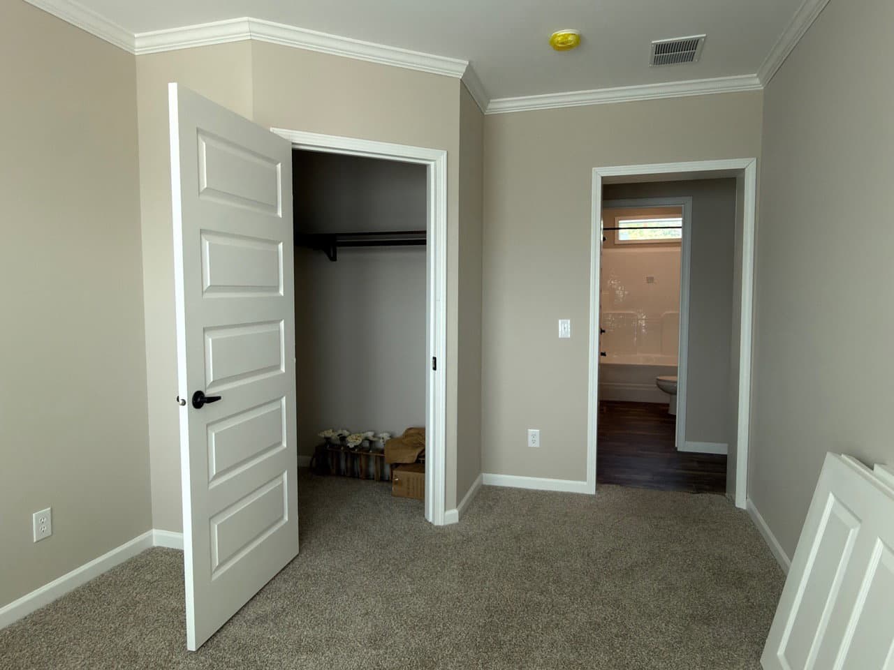 The country cottage bedroom home features
