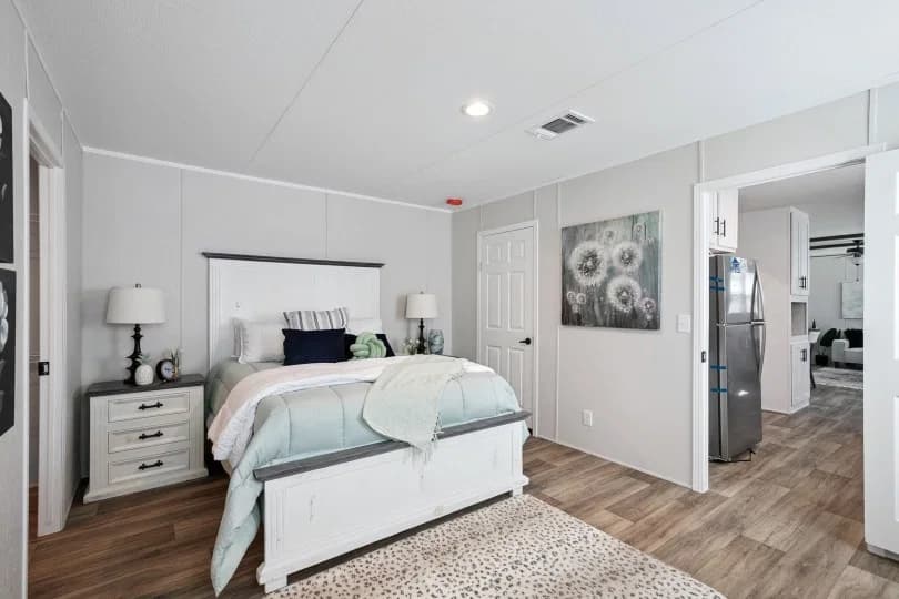 Valor 16763n bedroom home features
