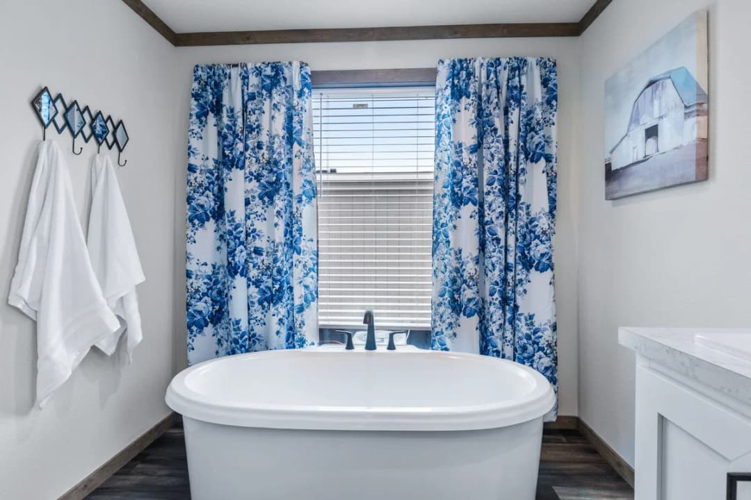 Lizzie bathroom home features