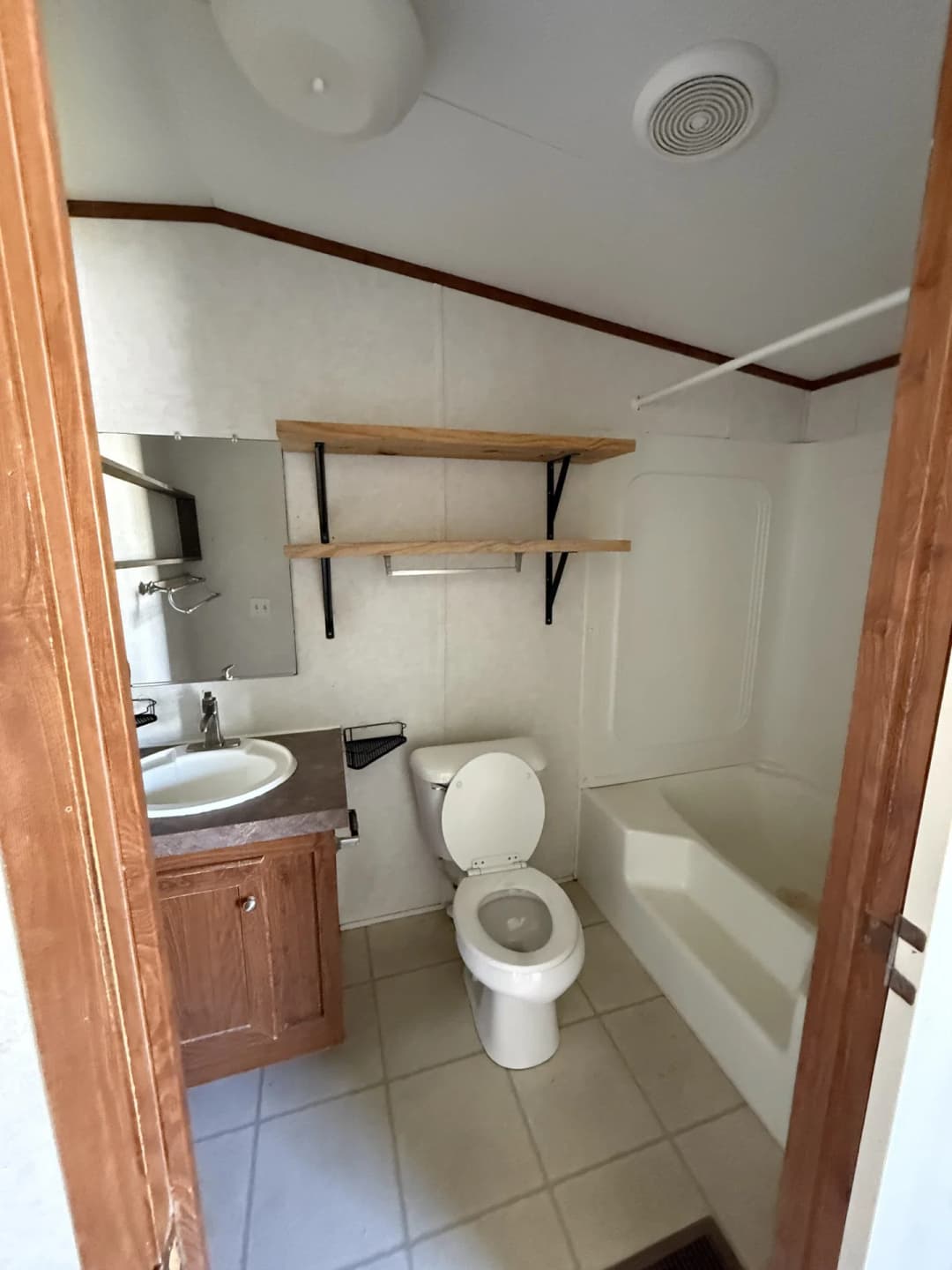2004 clayton bathroom home features