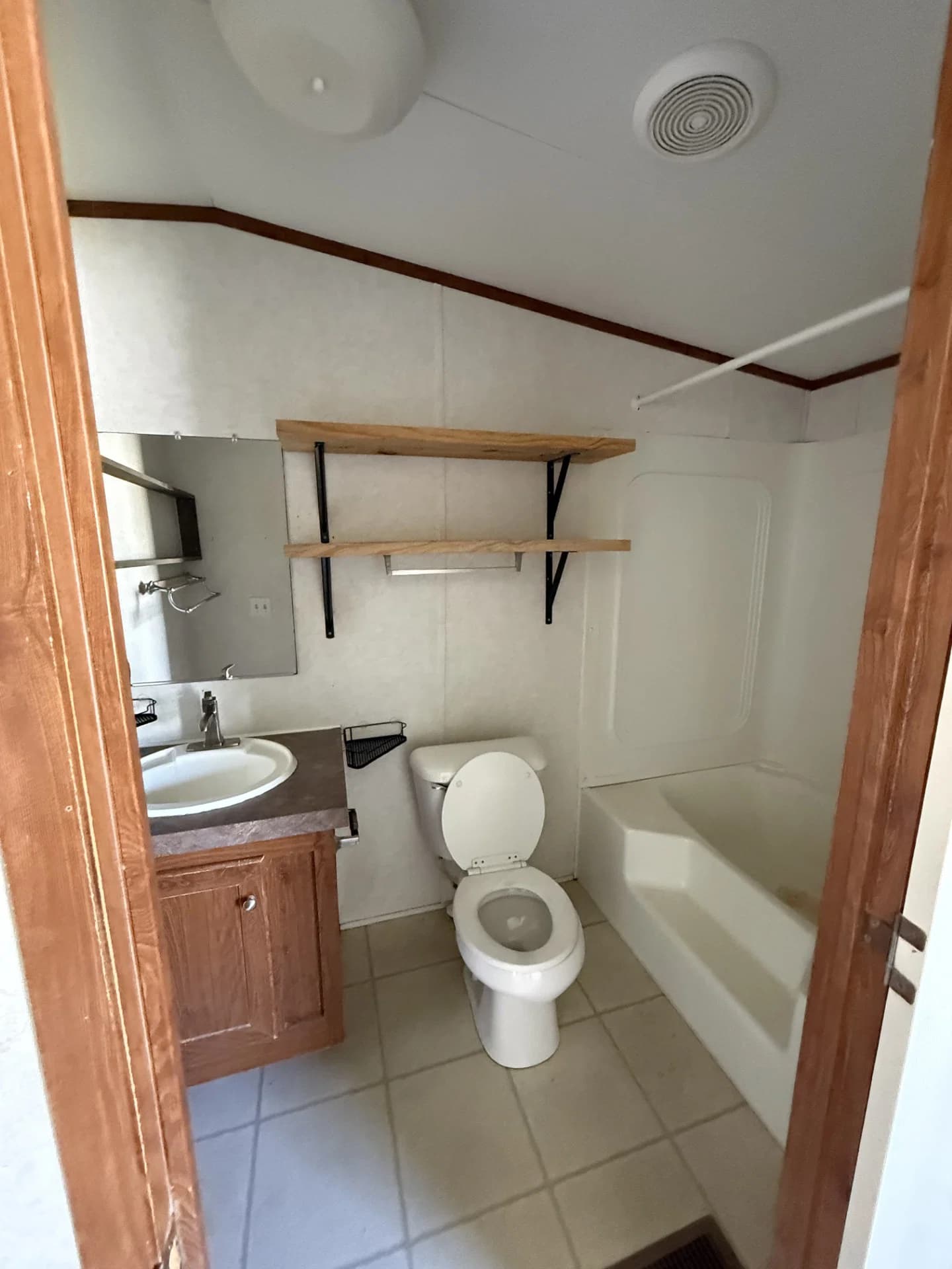 2004 clayton bathroom home features