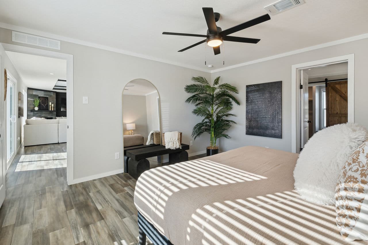 Sazerac bedroom home features