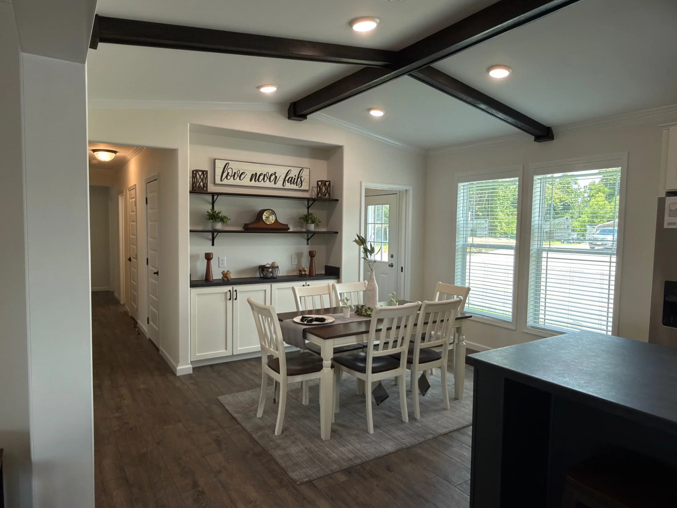 The oasis b  home features
