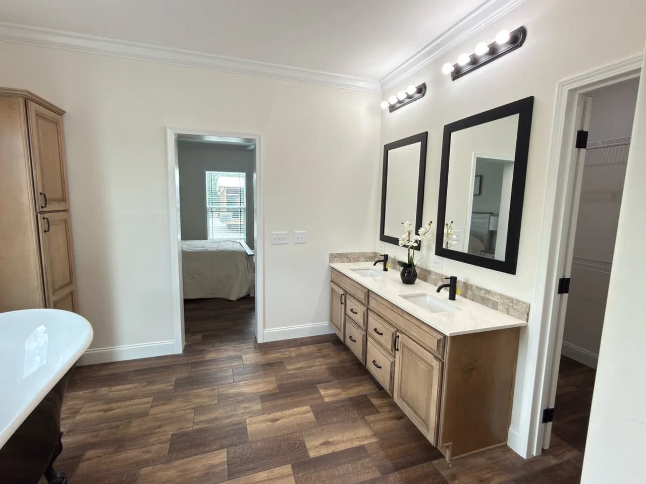 Orchard house (porch) bathroom home features