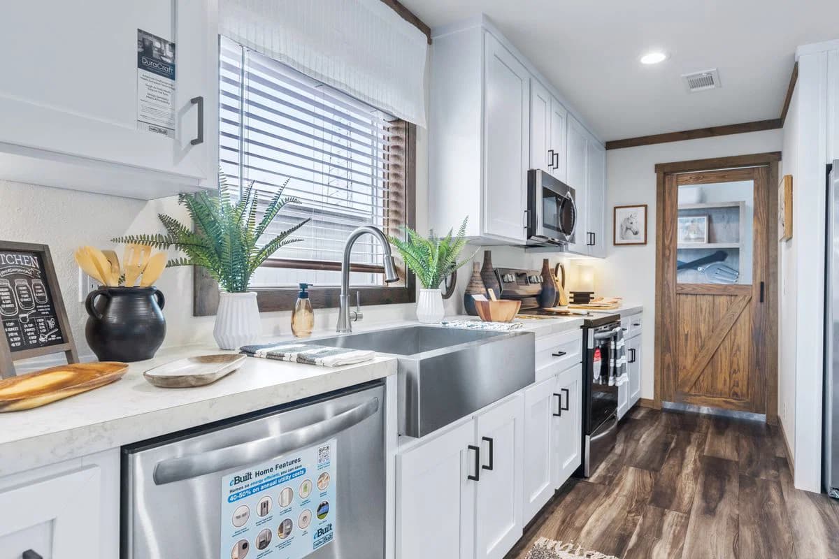 Lizzie kitchen home features