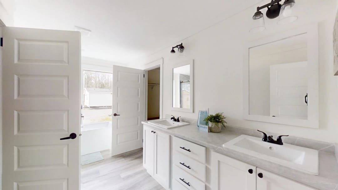 The king david 76 bathroom home features
