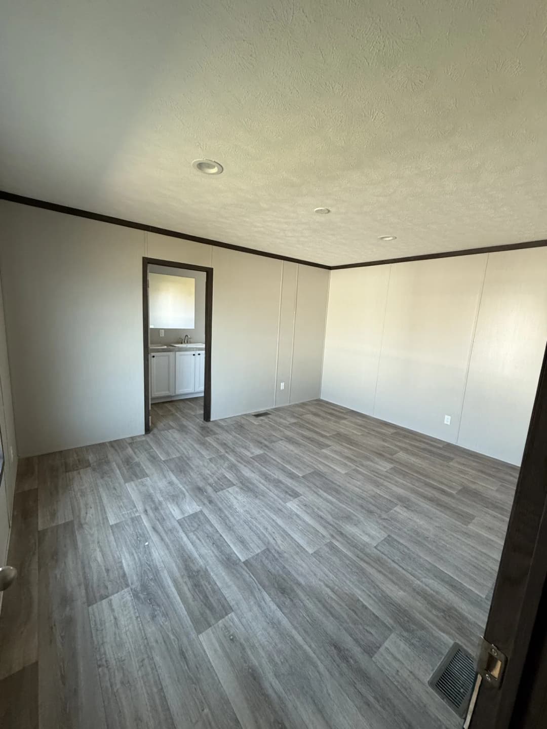 2023 miyo  bedroom home features