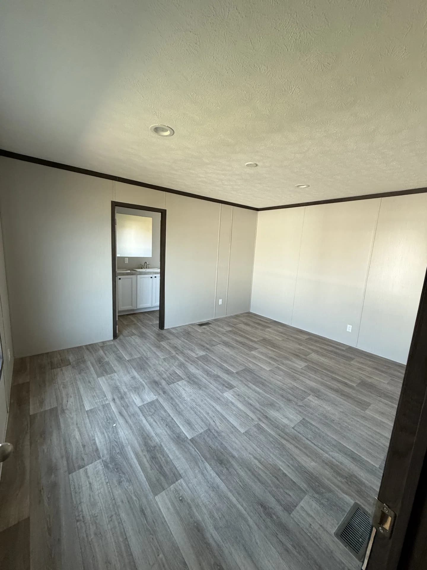 2023 miyo  bedroom home features