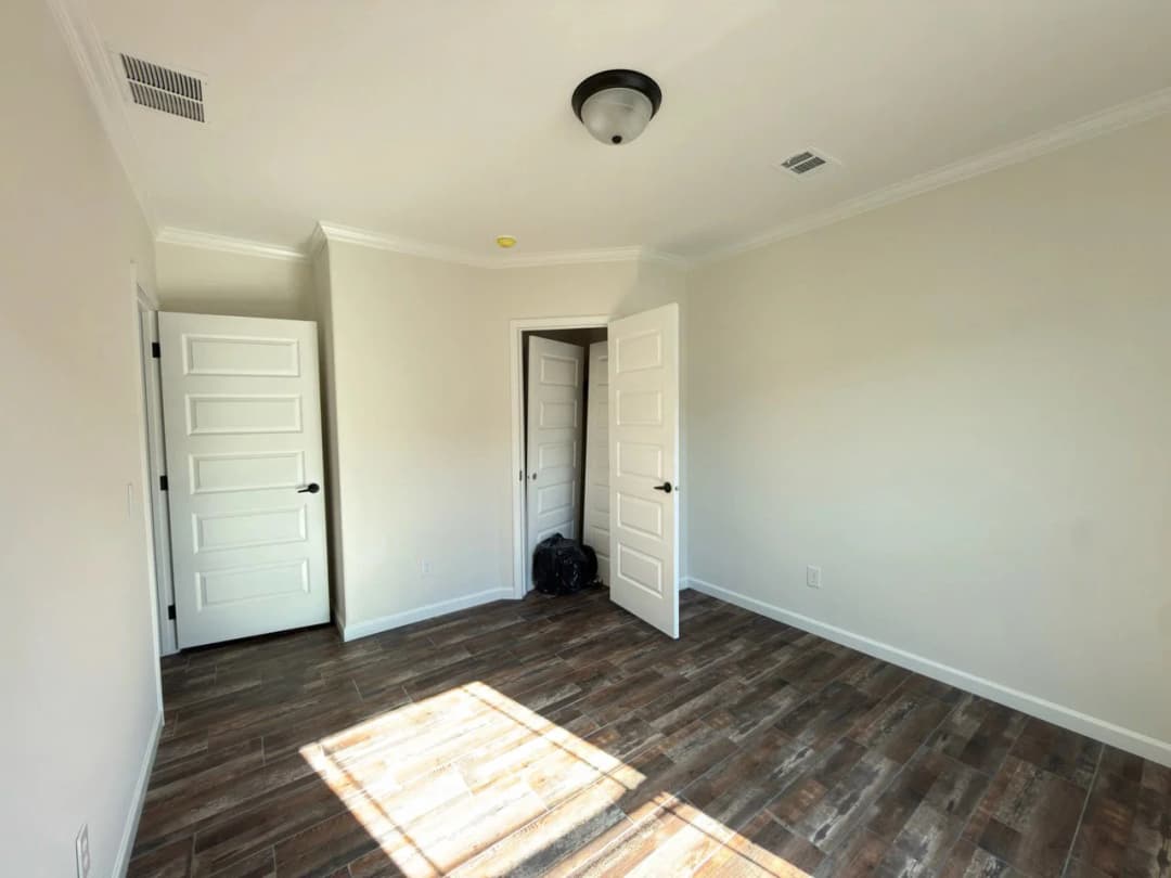 Aimon b bedroom home features