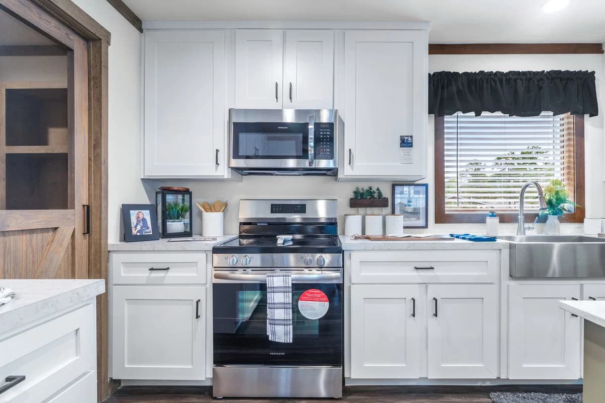 Everett kitchen home features