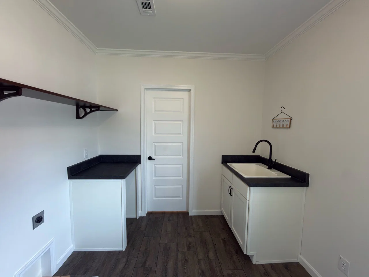 The oasis b  home features