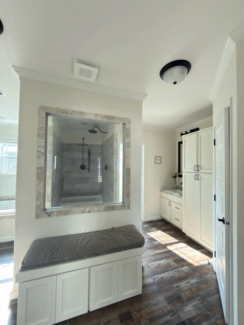 Aimon bathroom home features