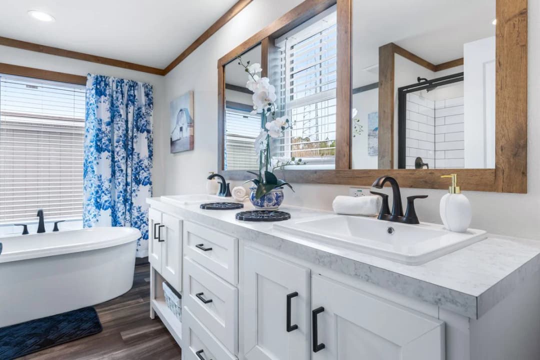 Lizzie bathroom home features