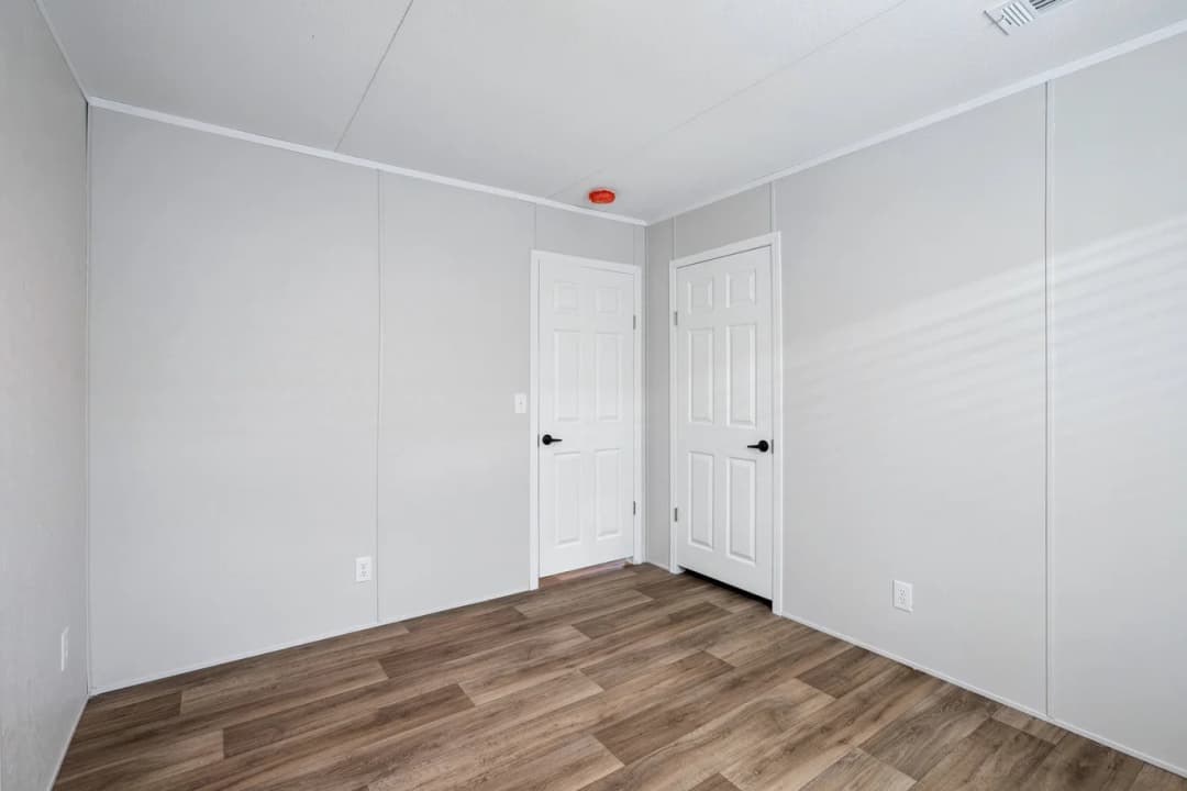 Valor 16763n bedroom home features