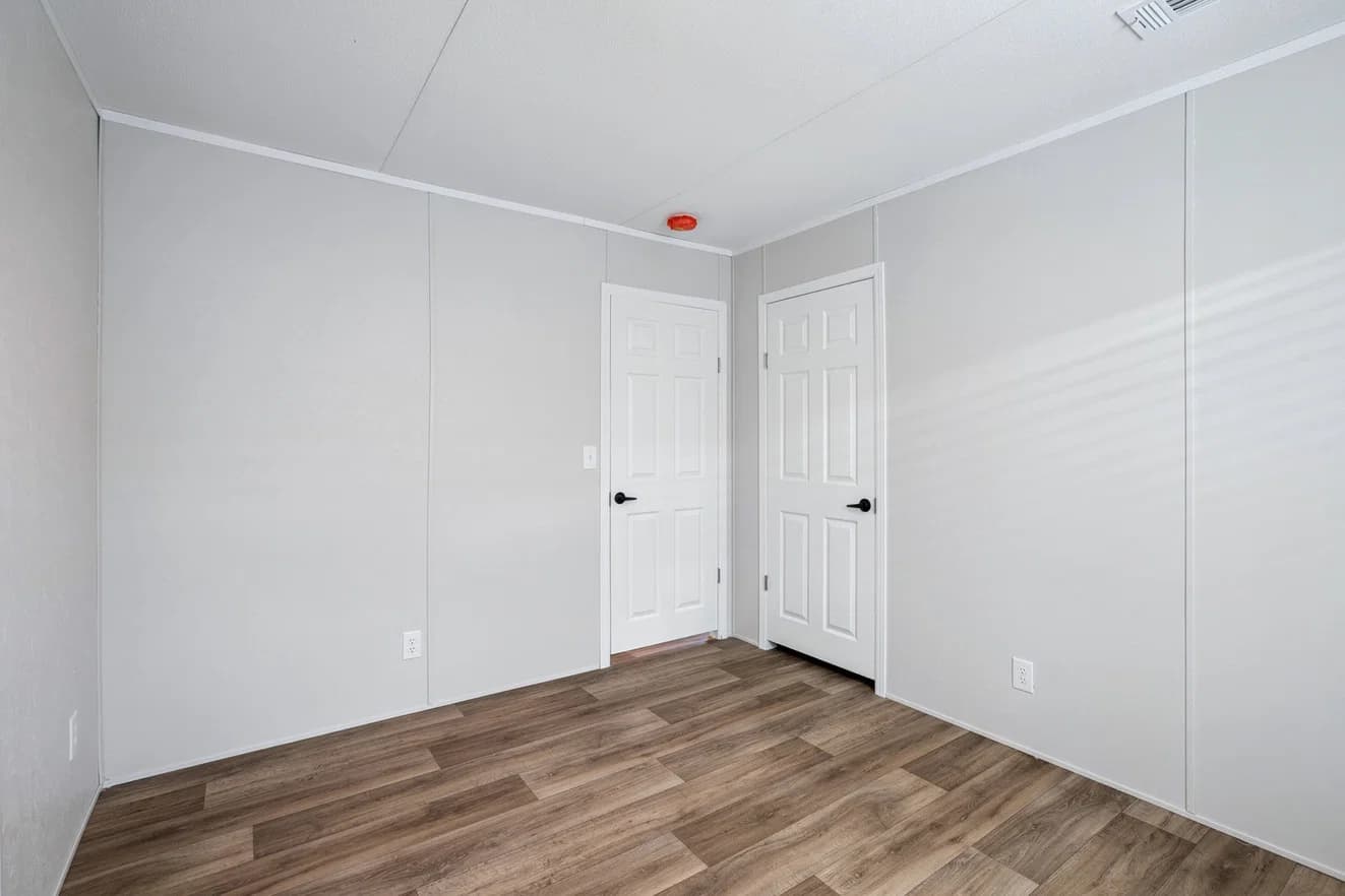 Valor 16763n bedroom home features
