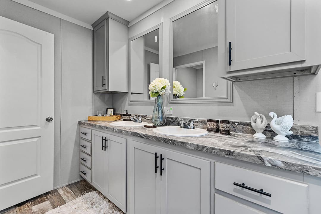 Poydras 3 bedroom bathroom home features